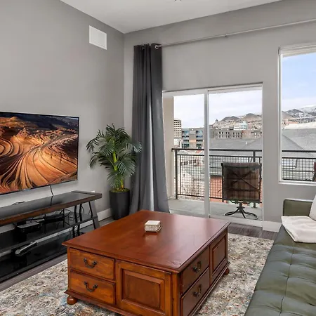 Luxury Apt - Penthouse - King Bed Gym Pkg Pool New